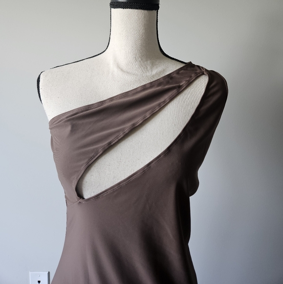 One shoulder brown dress - Picture 2 of 5